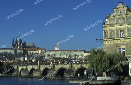 Auf der Karlsbruecke ueber dem Vltava Fluss von Prag der Hauptstadt der Tschechischen Republik.