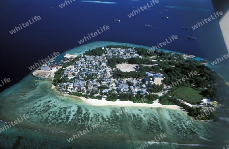
Eine Luftaufname der Inselwelt mit einer von Einheimischen Bewohnten Insel bei der Hauptstadtinsel Male im Northmale  Atoll auf den Inseln der Malediven im Indischen Ozean.   