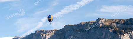 Heissluftballon in den Bergen