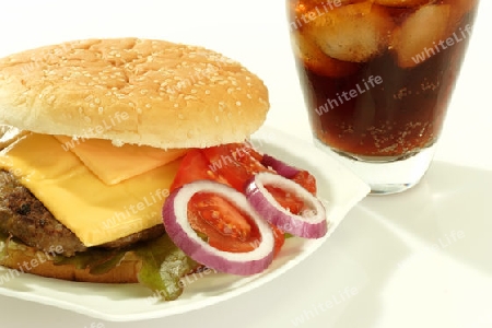 Hamburger und eine Cola auf hellem Hintergrund