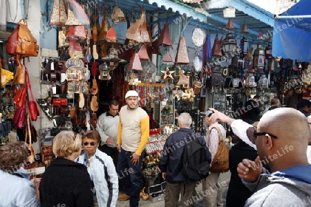 Eine Gasse im Souq oder Bazzar in der Altstadt  von Tunis am Mittelmeer in Tunesien in Nordafrika..