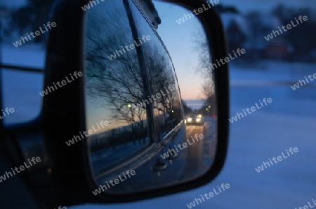 Winterlandschaft im Autospiegel