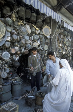 Blechwahren Haendler auf dem Souq oder Markt in der Medina der Altstadt von Aleppo im Norden von Syrien im Nahen Osten. 