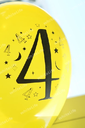 Nummer vier ist auf dem gelben luftballon dargestellt.