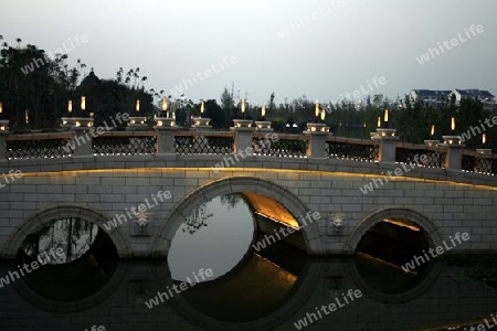 bruecke ueber einen Teich bei der Garten-Expo in Xian