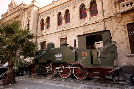 Eine Alte Dampf Lokomotive stehn als erinnerung an den heute geschlossenen Bahnhof im Stadtzentrum der Syrischen Hauptstadt Damaskus
