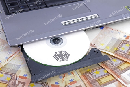 CD mit Kundendaten, 50 Euro Scheine, Geldscheine, Banknoten, Symbolbild fuer illegalen Handel mit Kundendaten, Verletzung Datenschutz, Datenmissbrauch