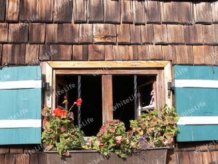 Schmuckes Fenster im Bauernhaus