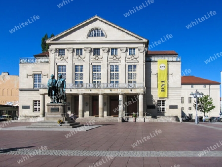 Deutsches Nationaltheater mit Goethe - Schiller- Denkmal