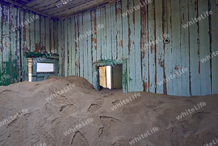 von D?nen und W?stensand eingenommene Wohngebaeude, Arbeitsgebaeude in der ehemaligen Diamantenstadt Kolmanskuppe, Kolmanskop, heute eine Geisterstadt bei L?deritz, Namibia , Afrika