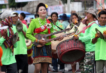 Eine Musikerin einer  traditionelln Tanz Gruppe zeigt sich an der Festparade beim Bun Bang Fai oder Rocket Festival in Yasothon im Isan im Nordosten von Thailand. 