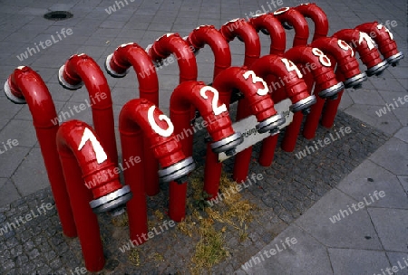 18 rote Feuerhydranten