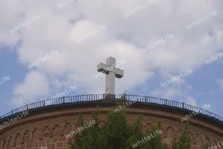 das Kreuz auf einer Kirche am Ende des Kirchenschiffs