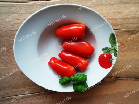 Teller mit Tomaten und Basilikum