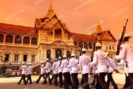 Eine Wachabloesung vor dem Koenigspaslst im Historischen Zentrum der Hauptstadt Bangkok in Thailand. 