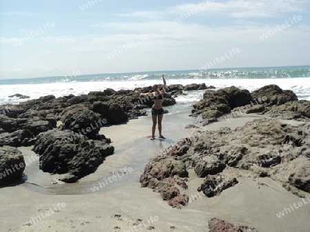 Junge Frau am Strand in Costa Rica
