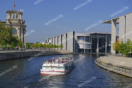 Fahrgastschiff auf der Spree im Regierungsviertel, Reichtagsgebaeude, Berlin, Deutschland, Europa 