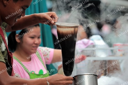 Ein Kaffee Verkaeufer auf dem Markt von Nonthaburi im Norden von Bangkok der Hauptstadt von Thailand in Suedostasien.  