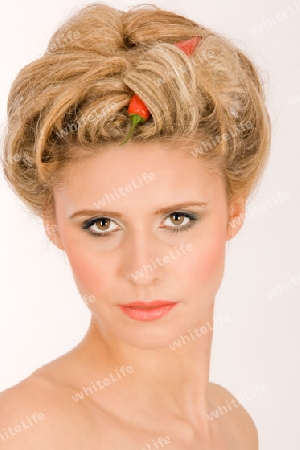 Blonde junge Frau mit Chili im Haar und Paprika / Blonde young woman with hair in chili peppers and Parika