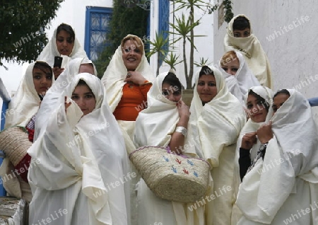 Afrika, Nordafrika, Tunesien, Tunis, Sidi Bou Said
Junge Frauen im traditionellen weissen Schleier in der Altstadt von Sidi Bou Said in der Daemmerung am Mittelmeer und noerdlich der Tunesischen Hauptstadt Tunis. 






