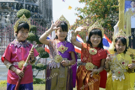 Kinder in traditionellen Thailaenischen Kleider in der Tempelanlage des Wat Arun am Mae Nam Chao Phraya River in der Hauptstadt Bangkok von Thailand in Suedostasien.