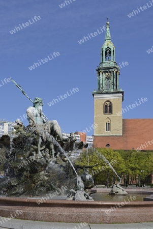 Neptunbrunnen am Alexanderplatz, im Hintergrund die Marienkirche, Berlin, Deutschland, Europa, oeffentlicherGrund