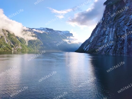 Helle Sommernacht am Fjord, Norwegen