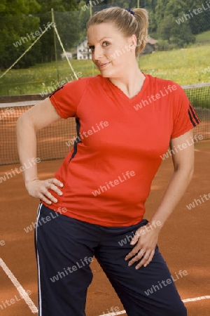 Frau auf dem Tennisplatz 