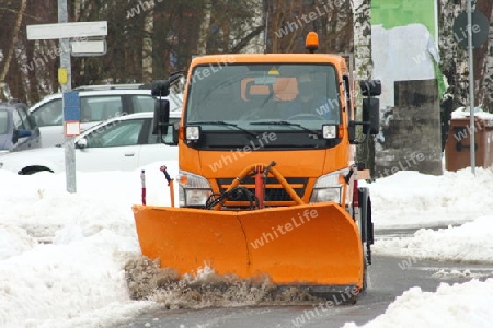 Winter service vehicl Winterdienstfahrzeug im Einsatz bei starkem Schneefall