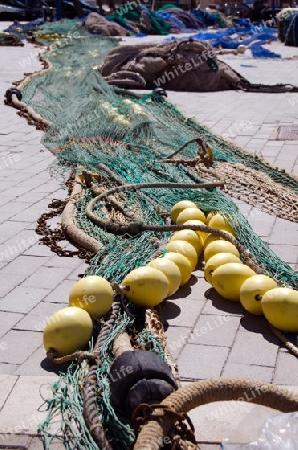 ausgelegte Fischernetze und gelbe Schwimmer