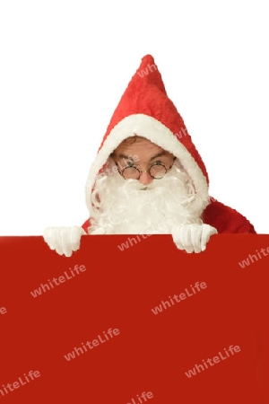 Weihnachtsmann h?lt einen roten Platzhalter, freigestellt auf weissem Hintergrund