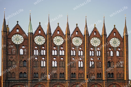 Fassade des Rathaus Stralsund am Morgen,  Altstadt, alter Markt,  Unesco Weltkulturerbe, Mecklenburg Vorpommern, Deutschland, Europa , oeffentlicher Grund