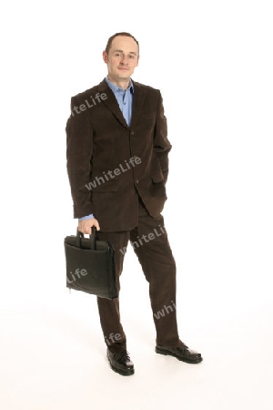 junger Mann in braunem Anzug und Aktentasche