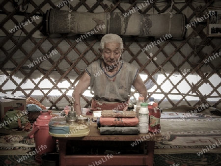 mongolei_schamane in jurte