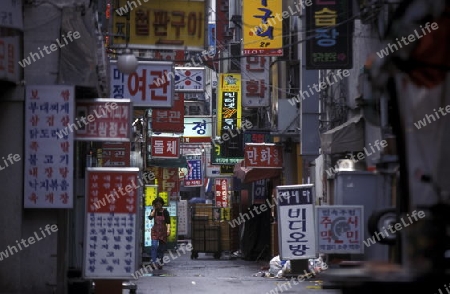 Eine Strasse mit vielen Leuchtrecklamen im Zentrum in der Hauptstadt Seoul in Suedkorea in Ost Asien.