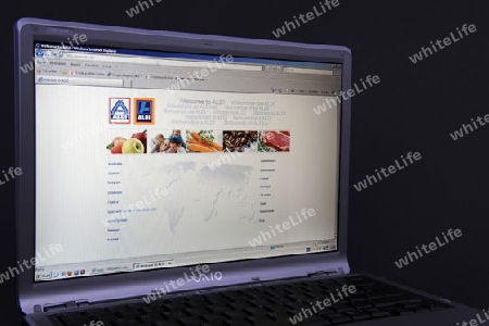 Website, Internetseite, Internetauftritt des Lebensmittelhaendlers Aldi  auf Bildschirm von Sony Vaio  Notebook, Laptop