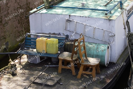 Abfall auf altem Hausboot