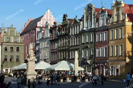Der Rathausturm auf dem Stray Rynek Platz  in der Altstadt von Poznan im westen von Polen. 