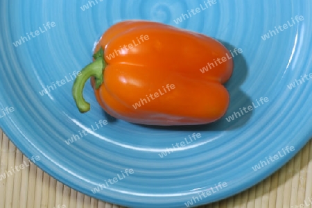 Paprikaschote auf einem Teller mit hellem Hintergrund