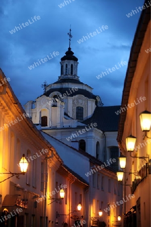Die Heiliggeistkirche in einer Gasse in der Altstadt von Vilnius, Litauen   