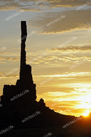 Sonnenaufgang mit "Totem Pole" im Gegenlicht, Monument Valley, Arizona, USA