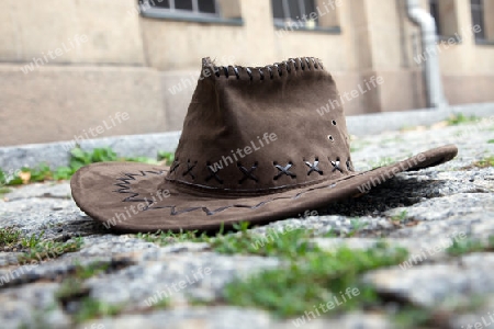 ein Hut auf der Strasse