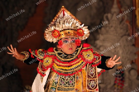 Ein Taenzer bei einer traditionellen Balinesischen Tanzauffuehrung in Ubud in Zentral Bali auf der Insel Bali in Indonesien..