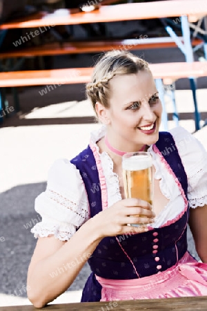 Bayerische Frau im Biergarten 