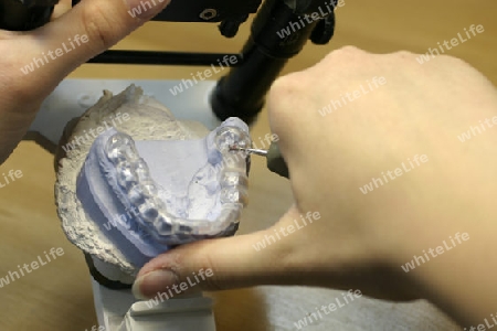 Zahnlabor: Zahntechnikerin bei der Arbeit