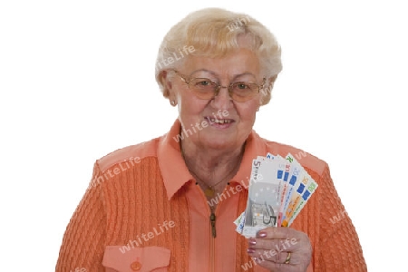 Dame mit Eurobanknoten freigestellt auf weissem Hintergrund
