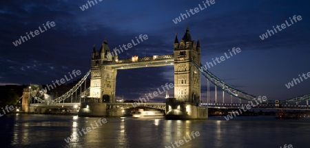 London - Tower bridge am morgen