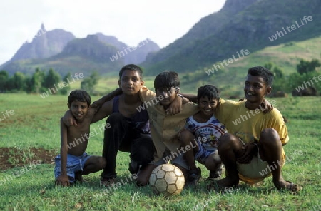 Kinder beim Fussball Spiel im Zentralen Gebierge der Insel Mauritius      