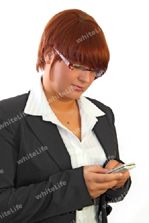 Junge Frau mit Handy schreibt eine SMS