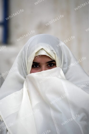 Eine verhuellte Frau in der Altstadt von Sidi Bou Said noerdlich von Tunis im Norden von Tunesien in Nordafrika am Mittelmeer. 